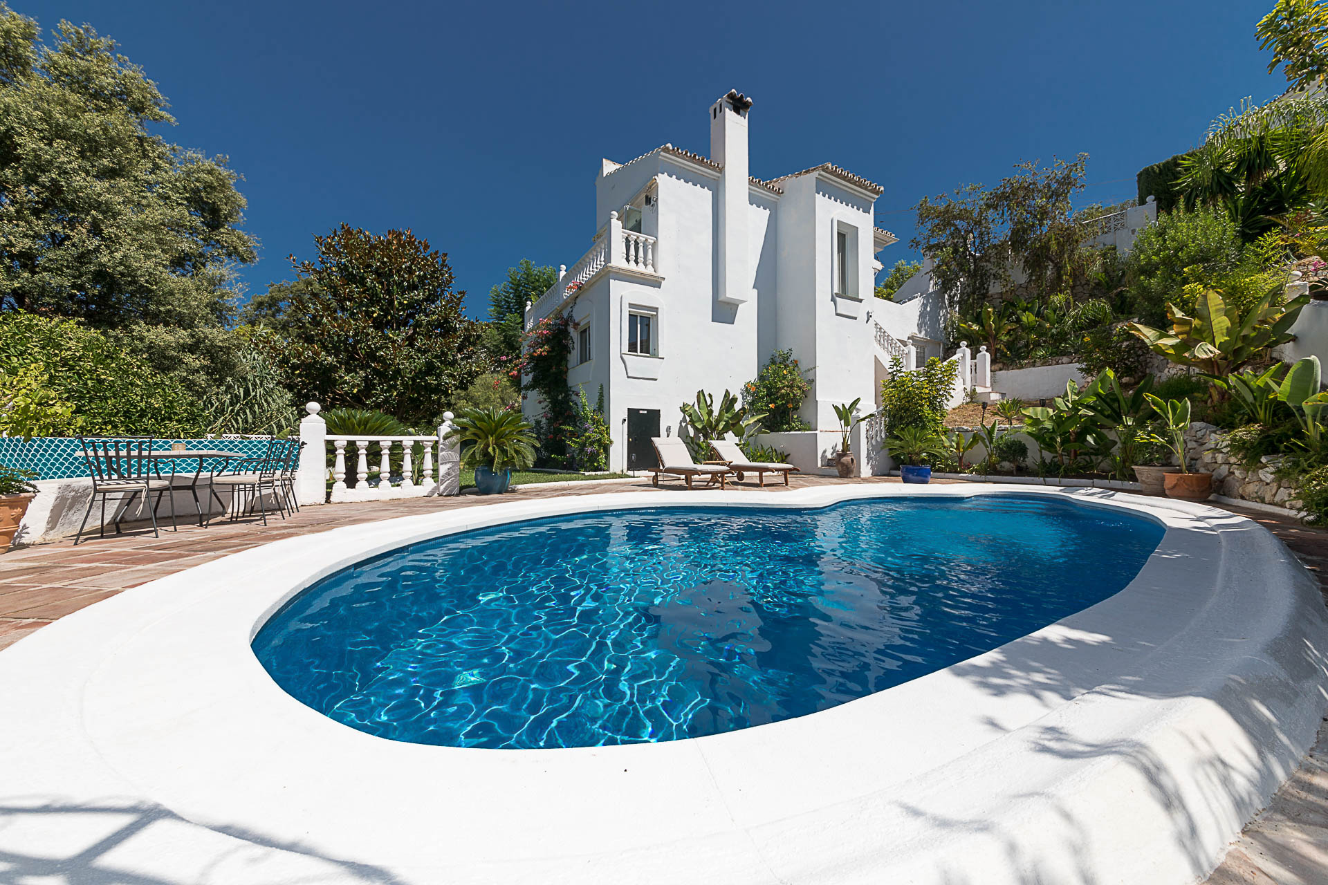 Refurbished villa standing in a garden oasis at El Rosario Marbella